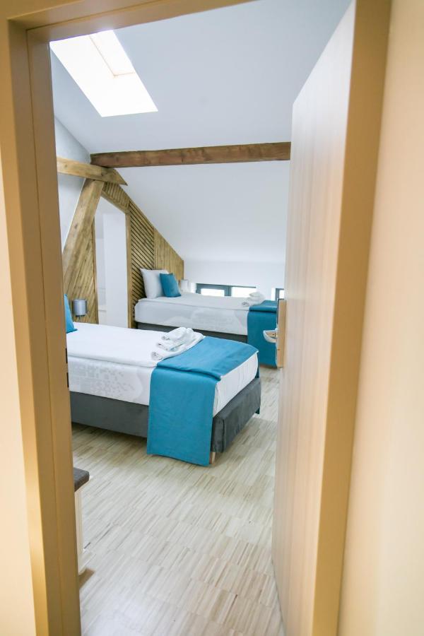 May Residence Dumbravita  Экстерьер фото