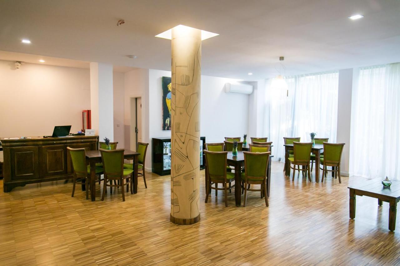 May Residence Dumbravita  Экстерьер фото