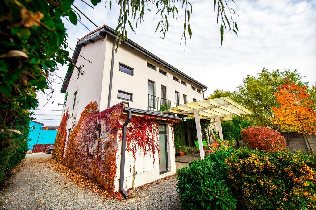 May Residence Dumbravita  Экстерьер фото