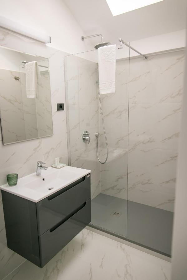 May Residence Dumbravita  Экстерьер фото